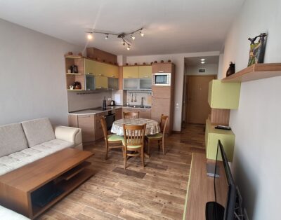 Двустаен апартамент до Общината